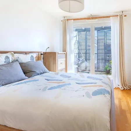 Beautiful 2 Bedroom In Ideal For Professionals *