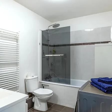 Beautiful 2 Bedroom In Ideal For Professionals Apartment